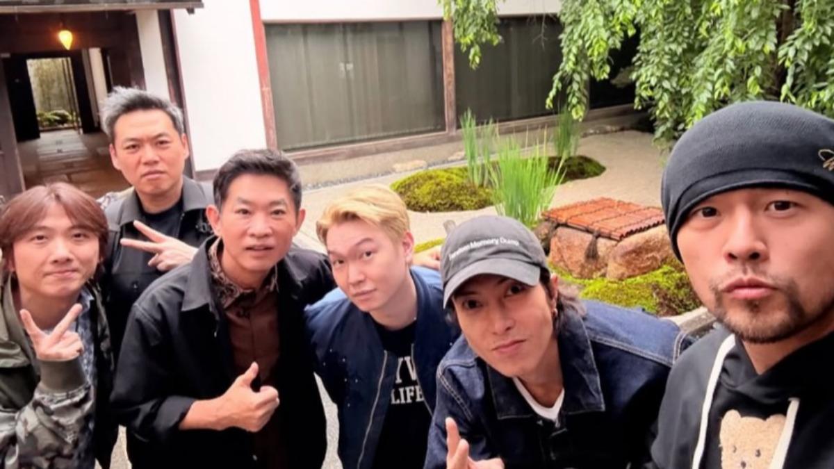 周董（右起）、山下智久等人在日本旅遊，化妝師杜哥（左三）意外摔斷腿。（圖／翻攝自周杰倫IG）