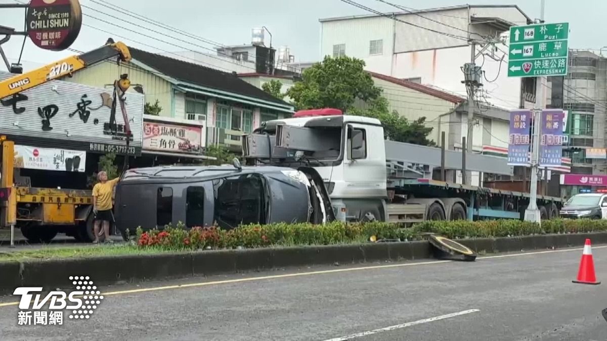 為閃「臨停自小客」！休旅車猛切遭大車撞翻　鐵條刺穿前座