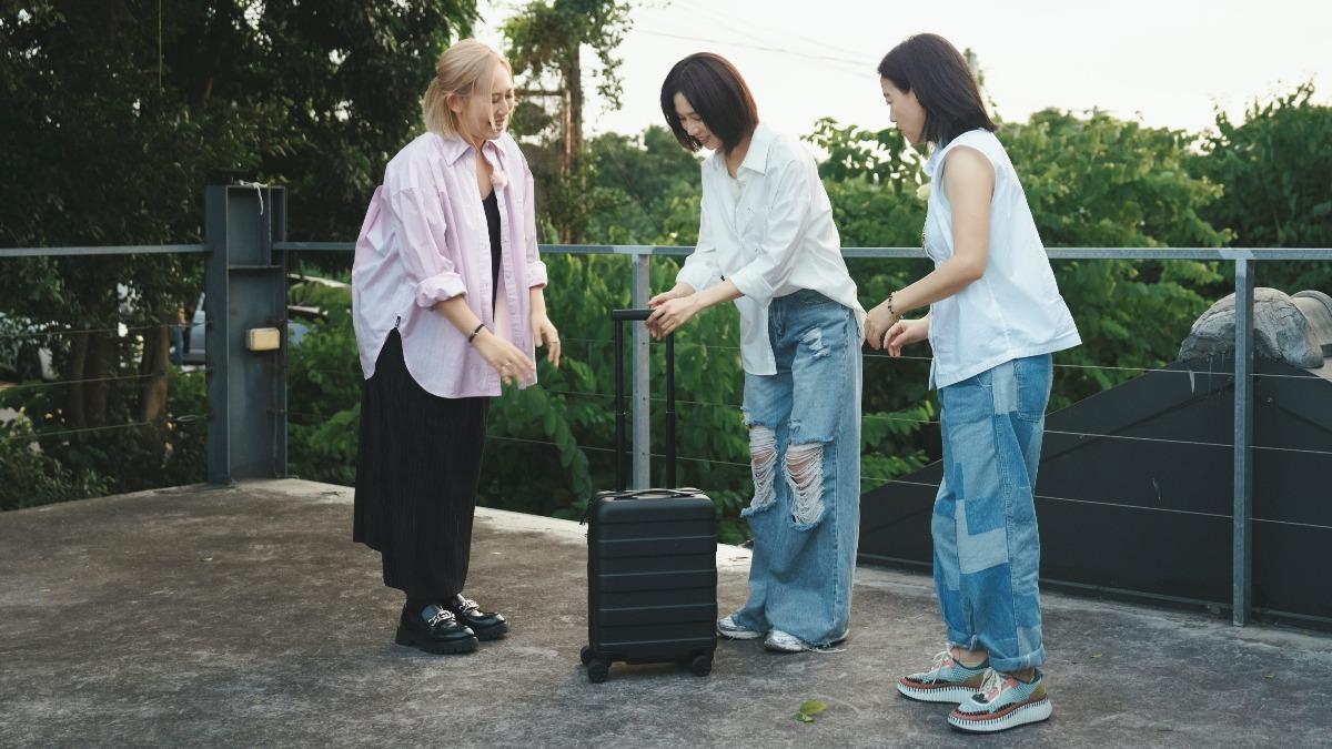 曾寶儀（右）《我們回家吧》找來Mavis瑪菲司（左）擔任「禮物部部長」。（圖／三立提供）