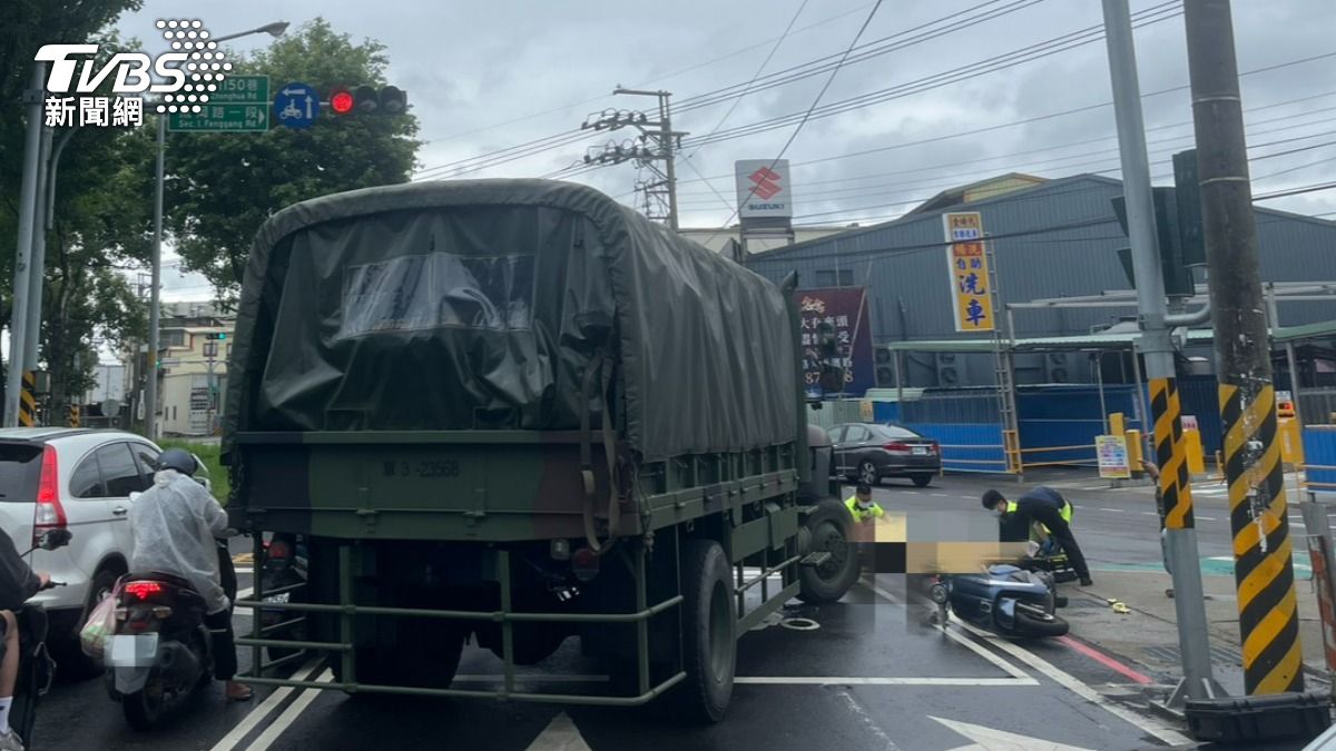 陸軍軍卡與機車相撞。（圖／TVBS）