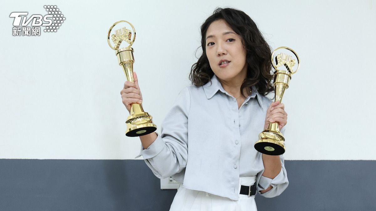 李竺芯向恩師鍾興民借來金曲獎座加持。（圖／張哲鳴攝）