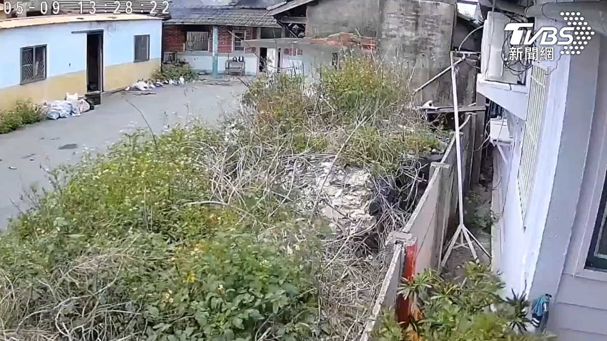 三合院屋頂失火。（圖／TVBS）