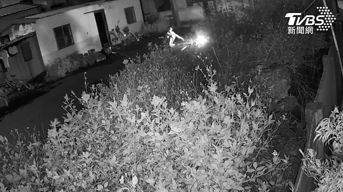 陳男深夜放火。（圖／TVBS）