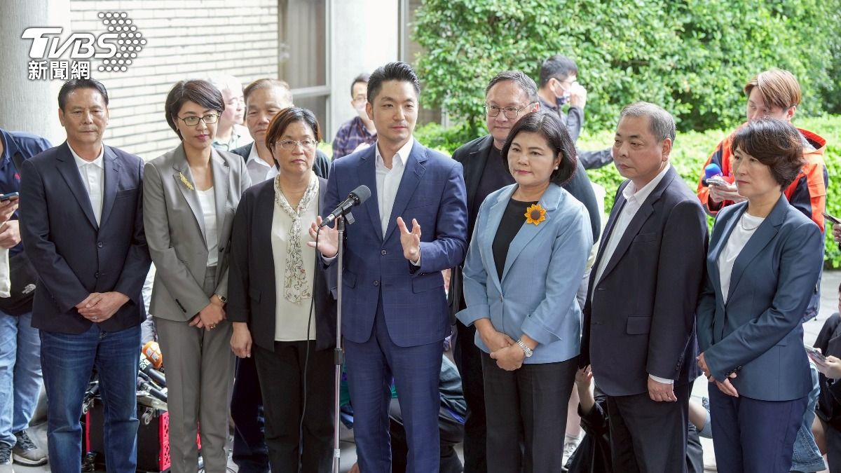 台北市長蔣萬安率9縣市代表提出訴願，南投縣長許淑華(左2)、台東縣長饒慶鈴(右1)、雲林縣長張麗善(右3)、彰化縣長王惠美(左4)、連江縣長王忠銘(左1)、台中市副市長鄭照新（右4）花蓮副縣長顏新章(左3)與新竹副縣長陳見賢。(圖/華子琛攝)