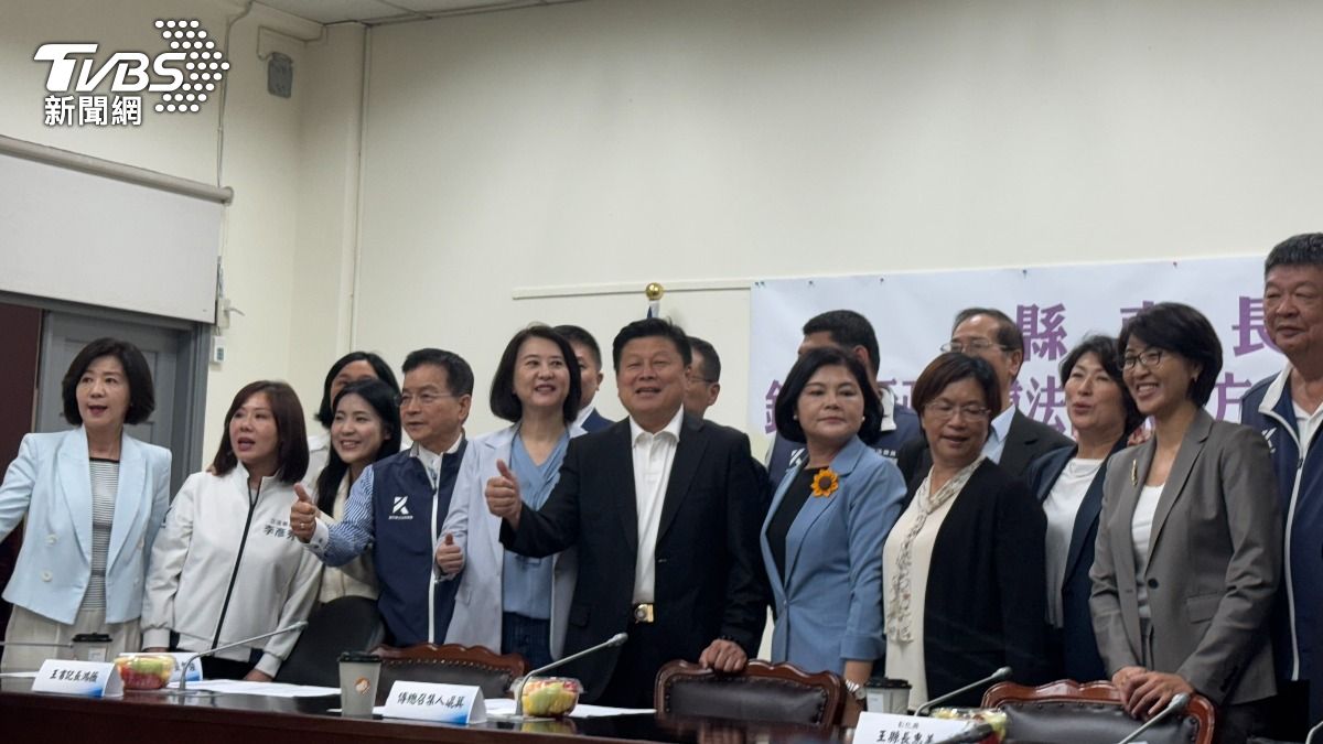 藍營縣市長到立法院拜會國民黨團。（圖／陳怡潔攝）