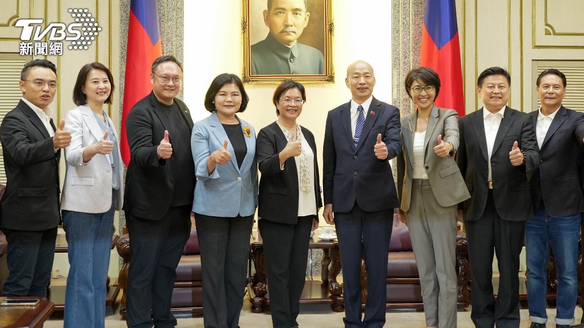 立法院長韓國瑜（右4）與國民黨黨鞭傅崐萁（右2）在立院接見藍營地方首長。(圖/華子琛攝)