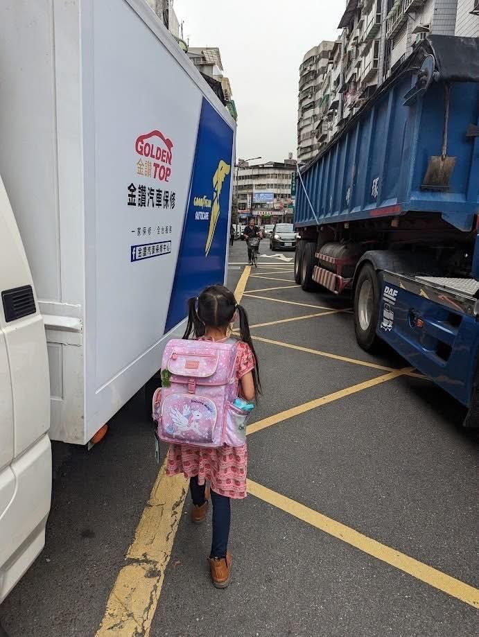 學童穿梭在大車間上下學。（圖／議員徐立信提供）