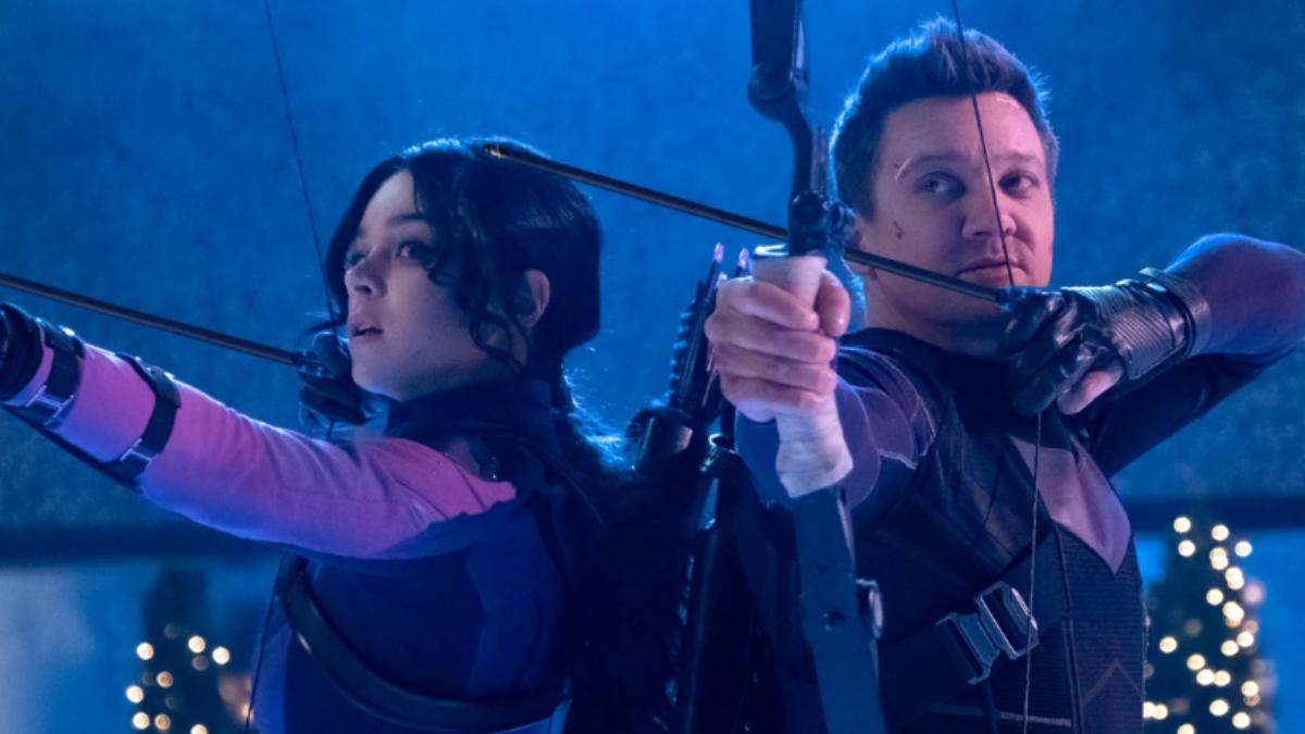 海莉史坦菲德（左）曾與傑瑞米雷納合作漫威影集《鷹眼》。（圖／Disney+提供）