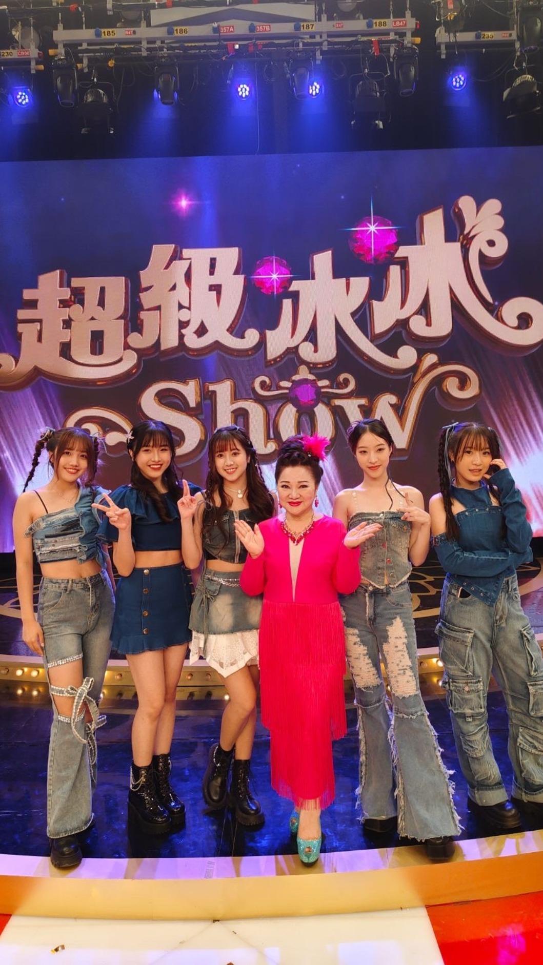 白冰冰很照顧「Give me five少女隊」。（圖／長興影視提供）