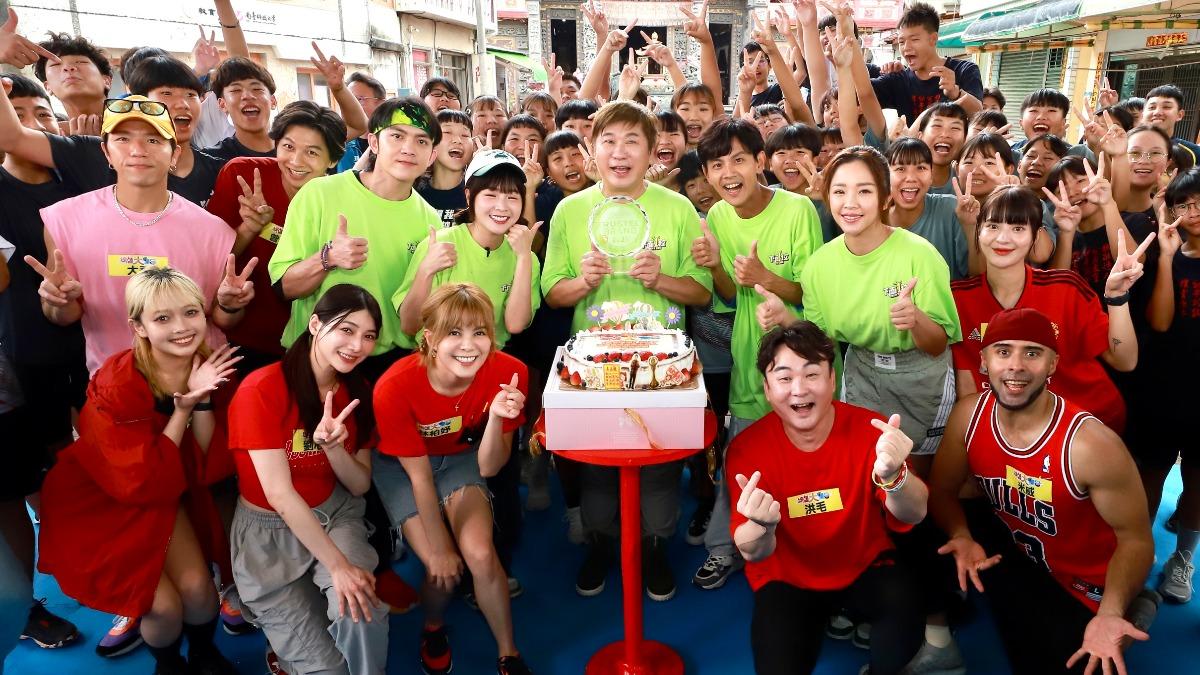 胡瓜生日當天收到讀者文摘「最受信賴娛樂節目主持人」獎盃。(圖／民視提供)