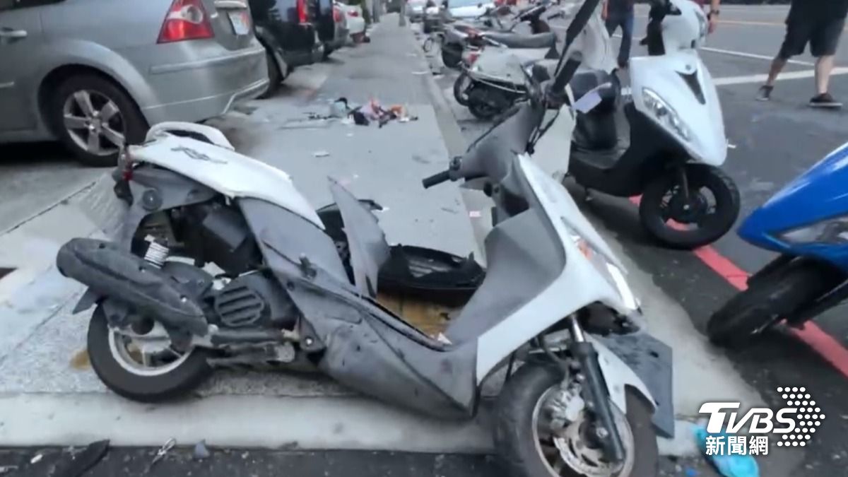 張男精神不濟高速衝撞路旁的整排機車。（圖／TVBS）