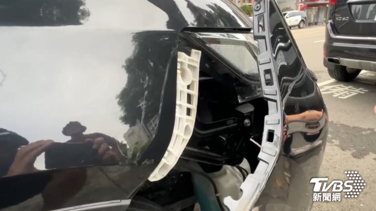 張男駕駛黑色休旅車。（圖／TVBS）