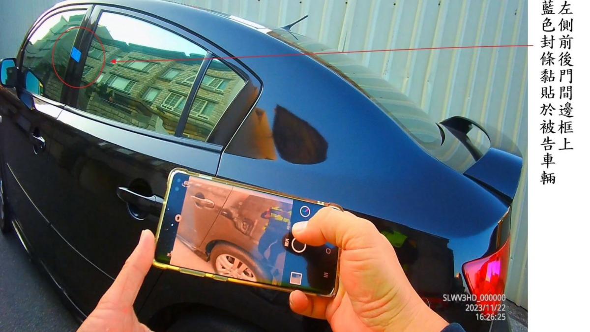 男子將車停放路邊，嚴重占用車道導致警方拖吊。（圖／TVBS）