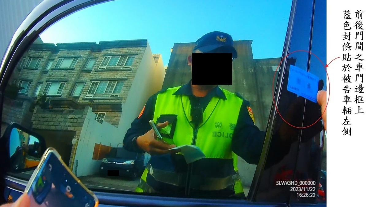 男子將車停放路邊，嚴重占用車道導致警方拖吊。（圖／TVBS）