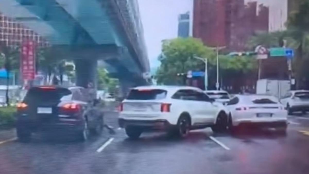 多元小黃連撞2保時捷！3車車頭全凹損　網笑：在「捷」難逃
