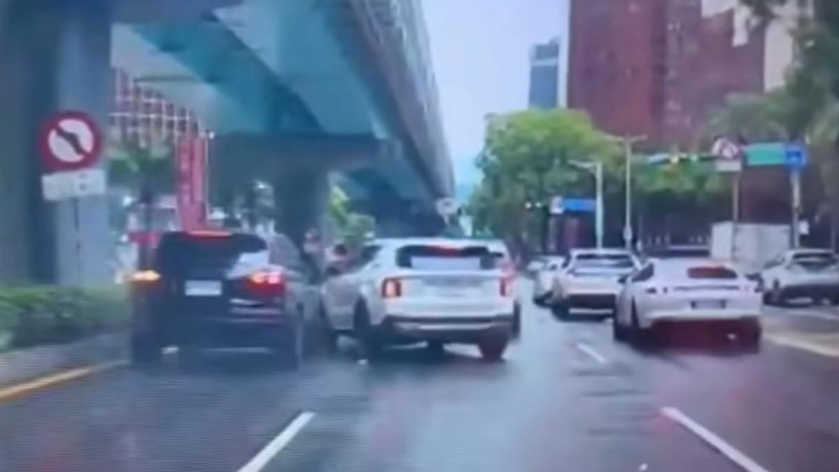 多元小黃本想換至內側車道,結果遭後方保時捷休旅車追撞。(圖/翻攝自「爆料公社」臉書)