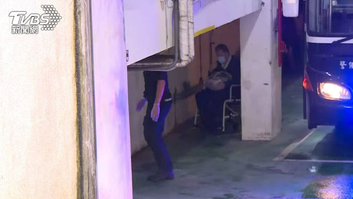 快訊／續審京華城案！沈慶京「廔管都是血」出庭　法警戒護送急診