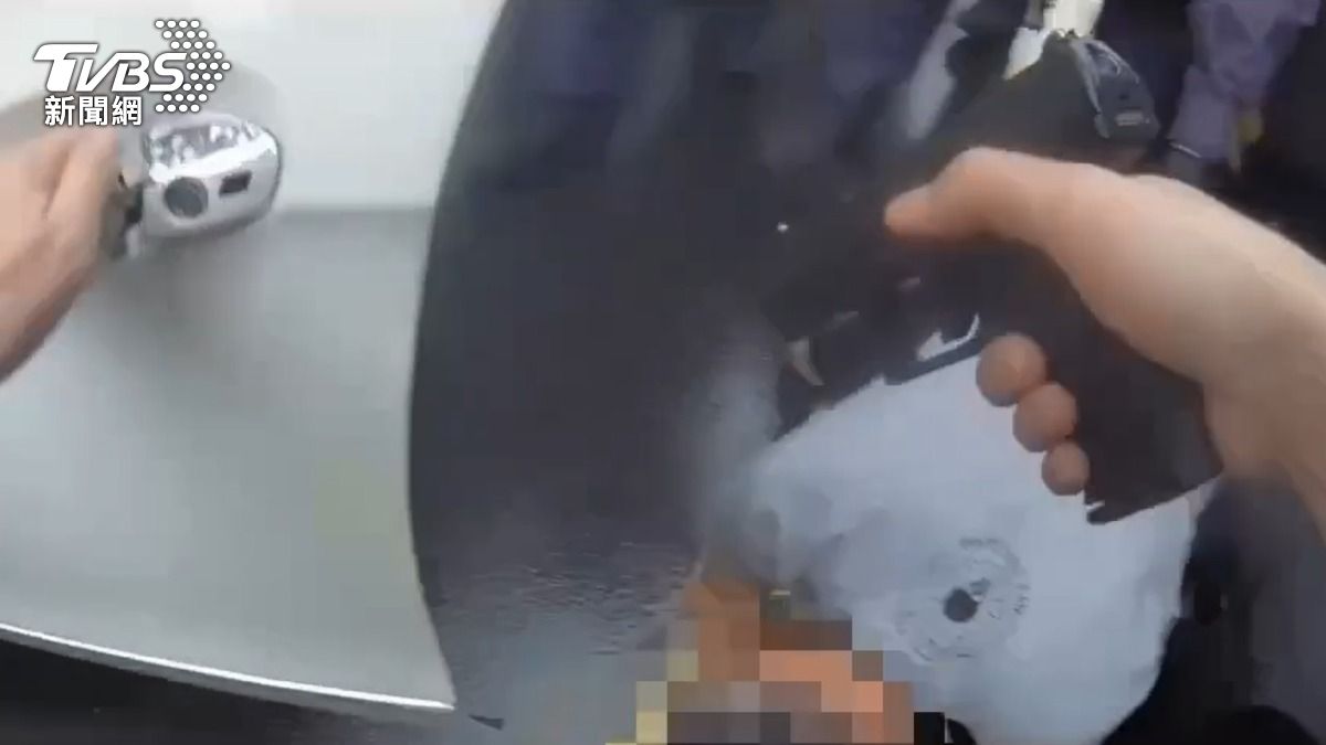 張姓男子被警方拉下車逮捕。（圖／TVBS）