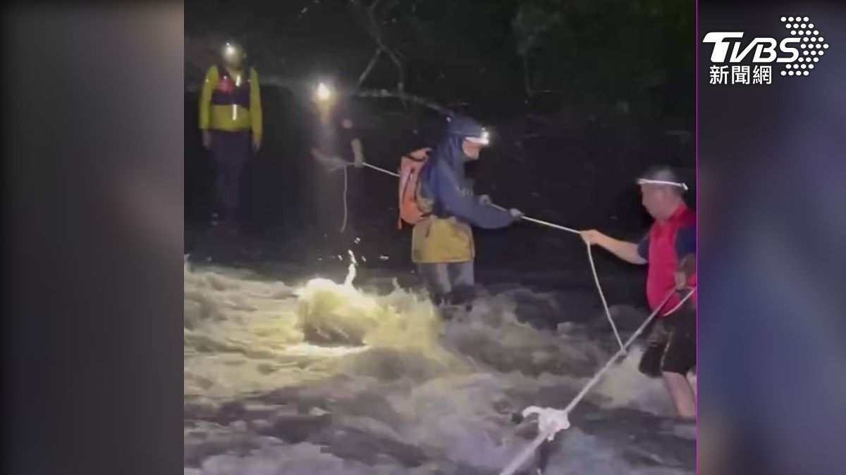 「每一步都驚險萬分」！南投警冒險涉水救4山友