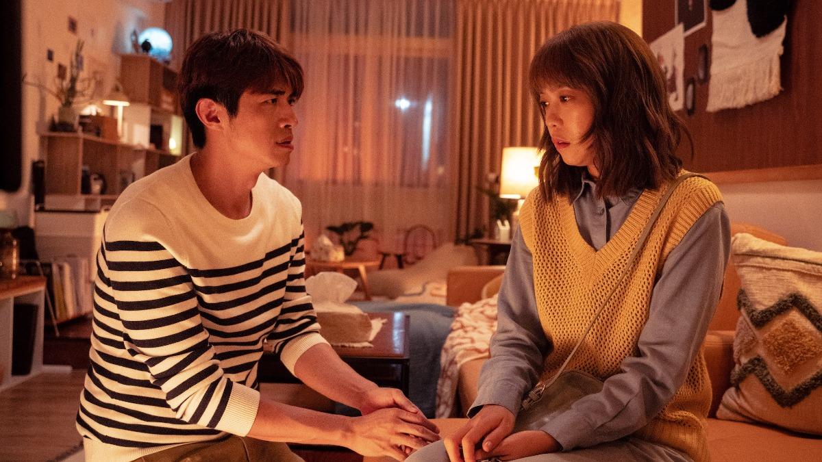 李霈瑜（右）遭梁正群背叛超崩潰。（圖／逆光電影提供）