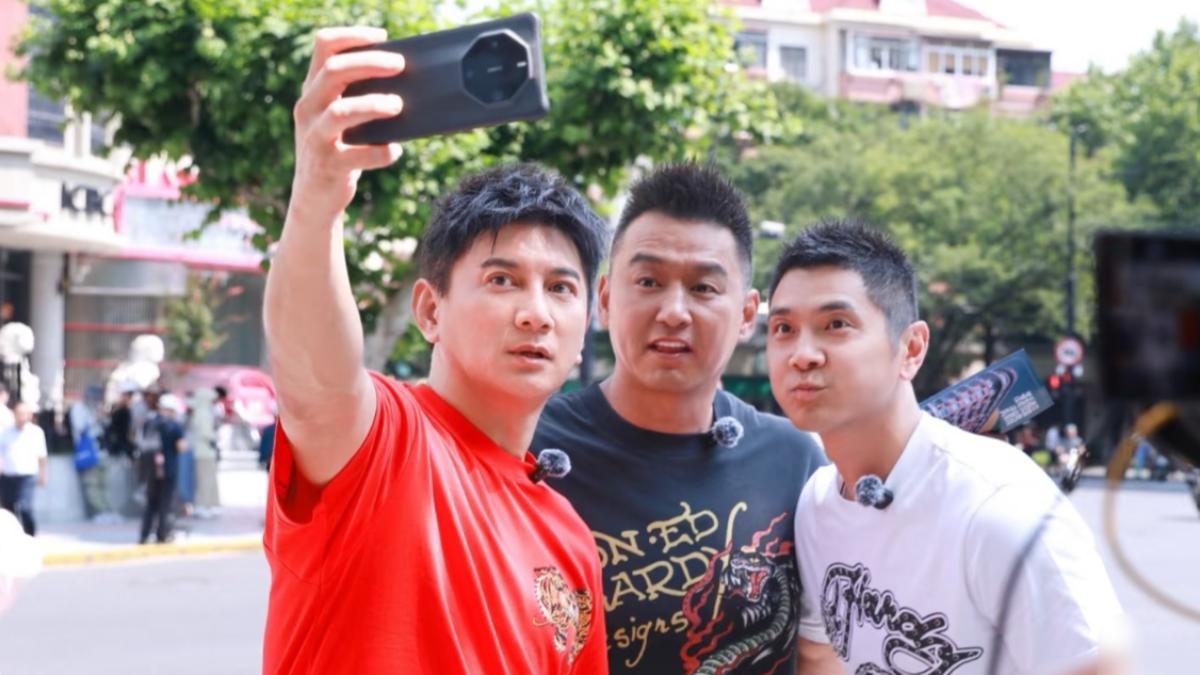 吳奇隆和節目夥伴合照。（圖／翻攝自星聞快遞微博）