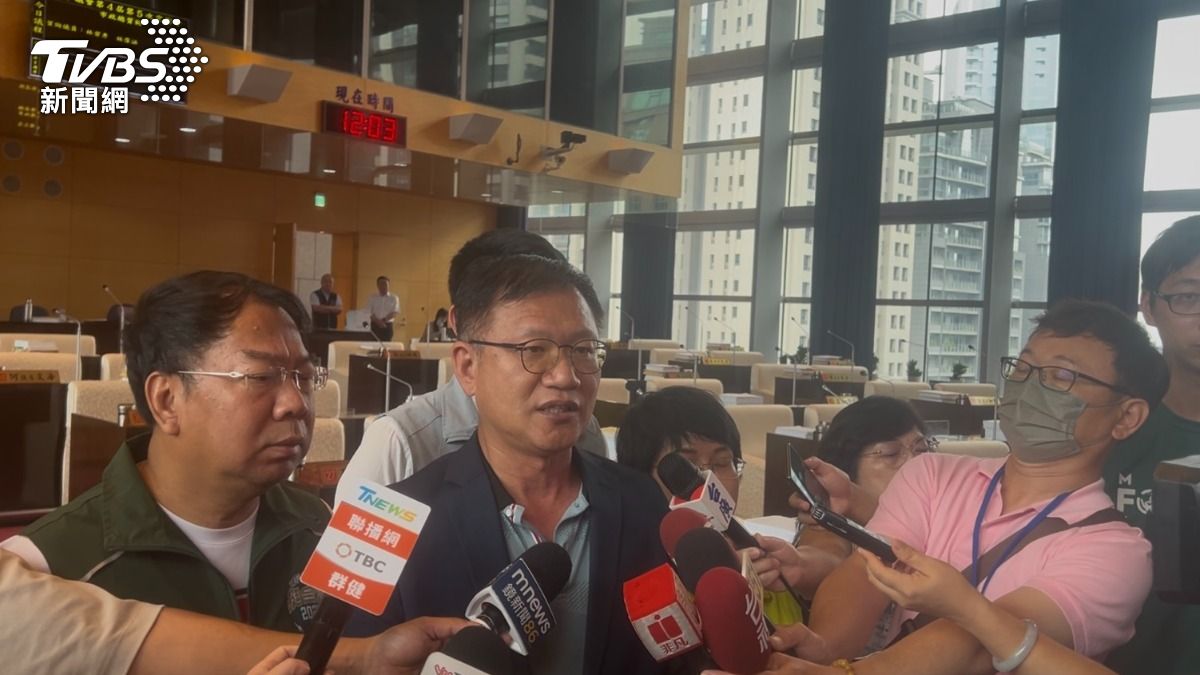 王立任說明，被未顯示來電嗆「下屆不用選了，若服務處被丟雞蛋也不足為奇」。（圖／林冠丞攝）