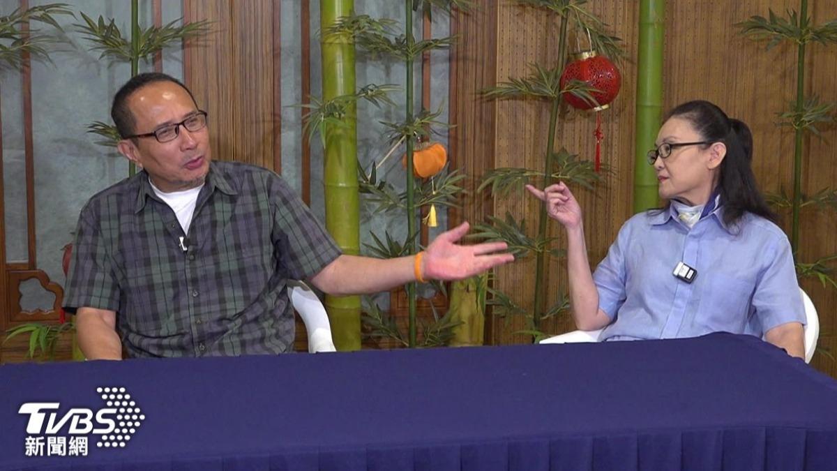 艾偉(左)和王淑娟上娛樂頭條專訪,笑料不斷。(圖/TVBS)