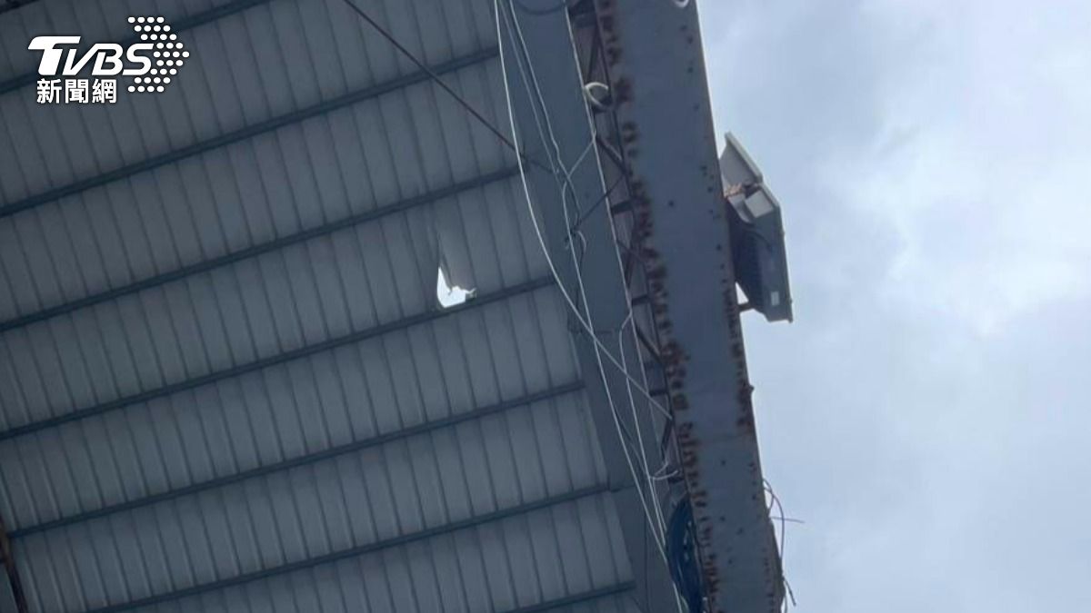 碎石飛濺落下，富世部落多處建物受損，甚至噴到人行道。（圖／TVBS）