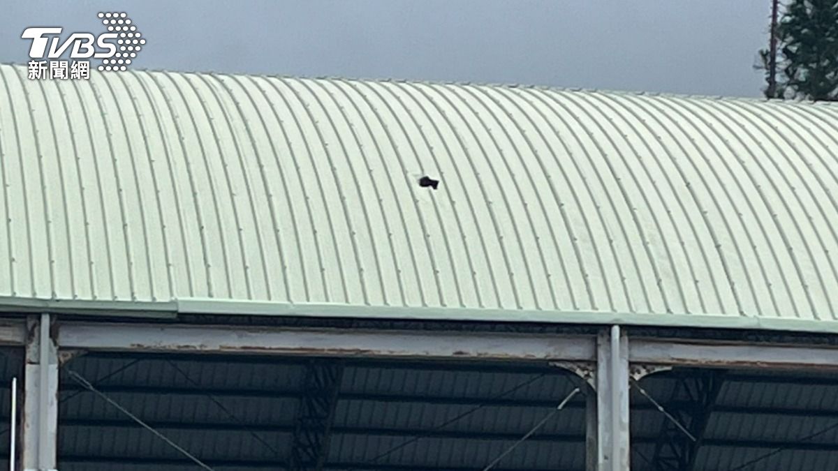 碎石飛濺落下，富世部落多處建物受損，甚至噴到人行道。（圖／TVBS）