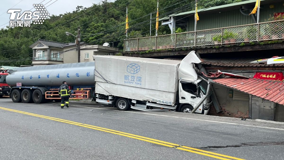 快訊／宜蘭頭城2貨車猛撞！失控衝民宅　4人受傷搶救中