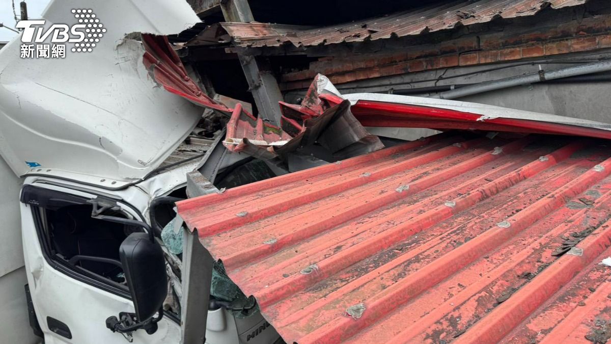 小貨車因撞到民宅致車頭毀損。（圖／TVBS）