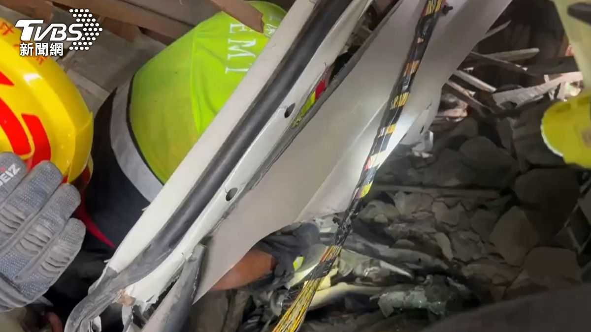 消防協助受困人員脫困。（圖／TVBS）