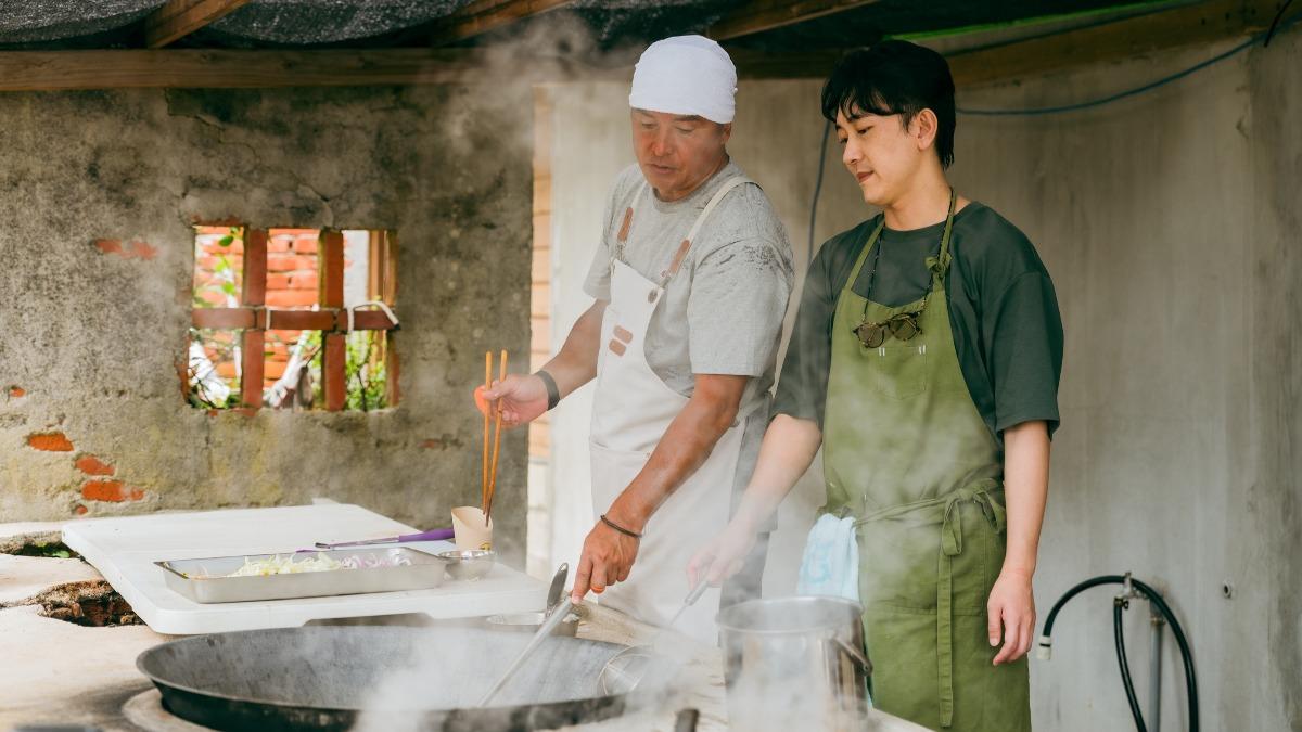 施名帥（右）重返澎湖魚灶，協助李銘順料理。（圖／公視提供）