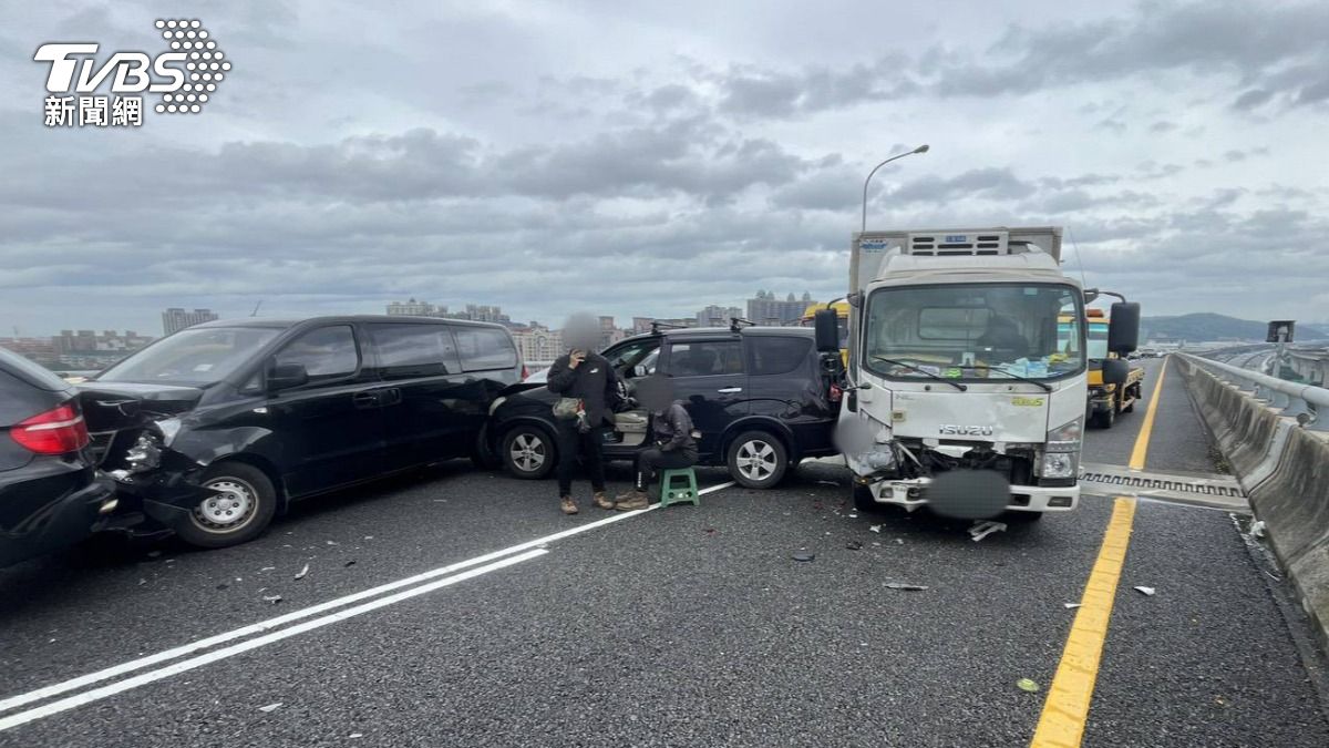國1桃園段遇車流回堵！男猛撞前車　8車連環追撞畫面曝