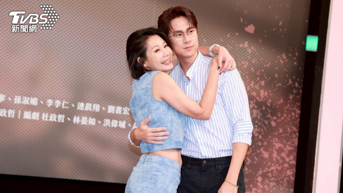 丁寧（左）跟劉書宏蹦火花。（圖／趙世平攝）