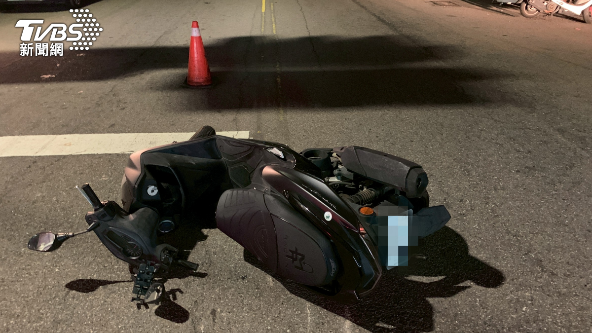 葉男突然超速左轉且未禮讓，導致後方騎車的林男煞車不及，連人帶車倒地。（圖／TVBS）