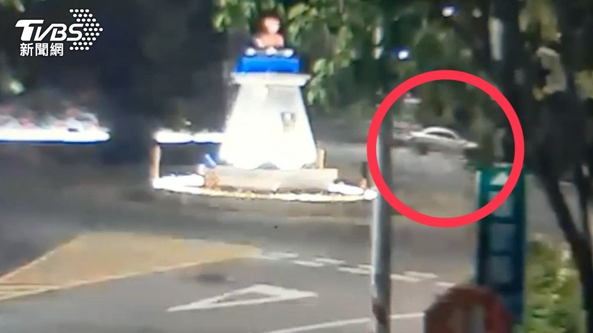 金門男子酒駕車輛失控甩尾自撞路燈。（圖／TVBS）