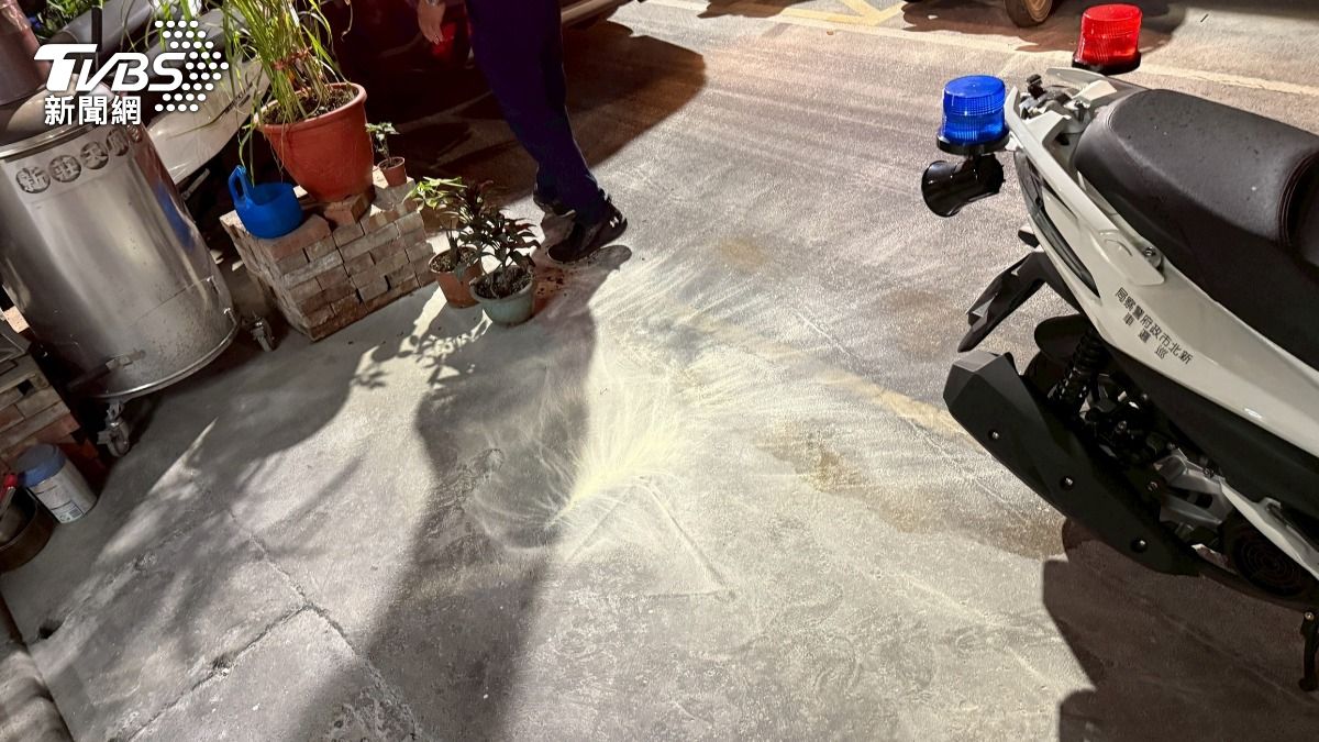 吳男潑灑汽油後縱火，住戶持滅火器撲滅火勢才未釀成傷亡。（圖／TVBS）