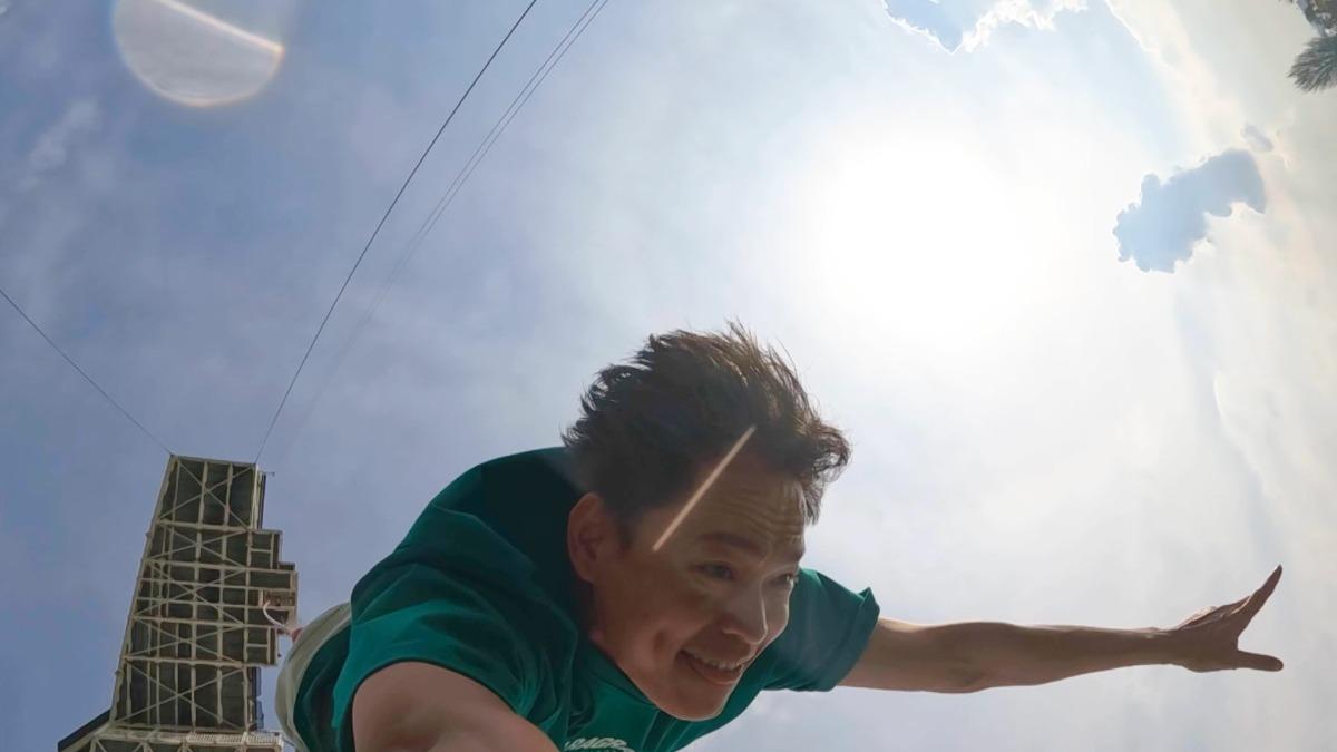 黃鐙輝挑戰17樓高空彈跳藏洋蔥。（圖／公視台語台提供）