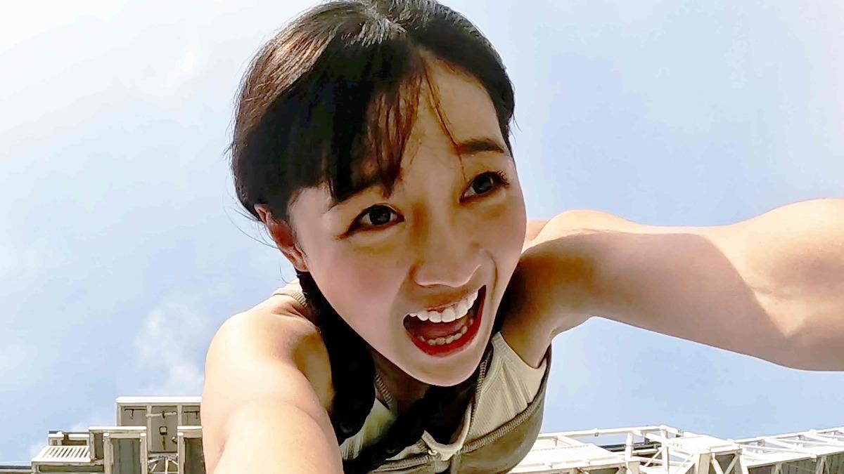 籃籃挑戰高難度高空彈跳。（圖／公視台語台提供）