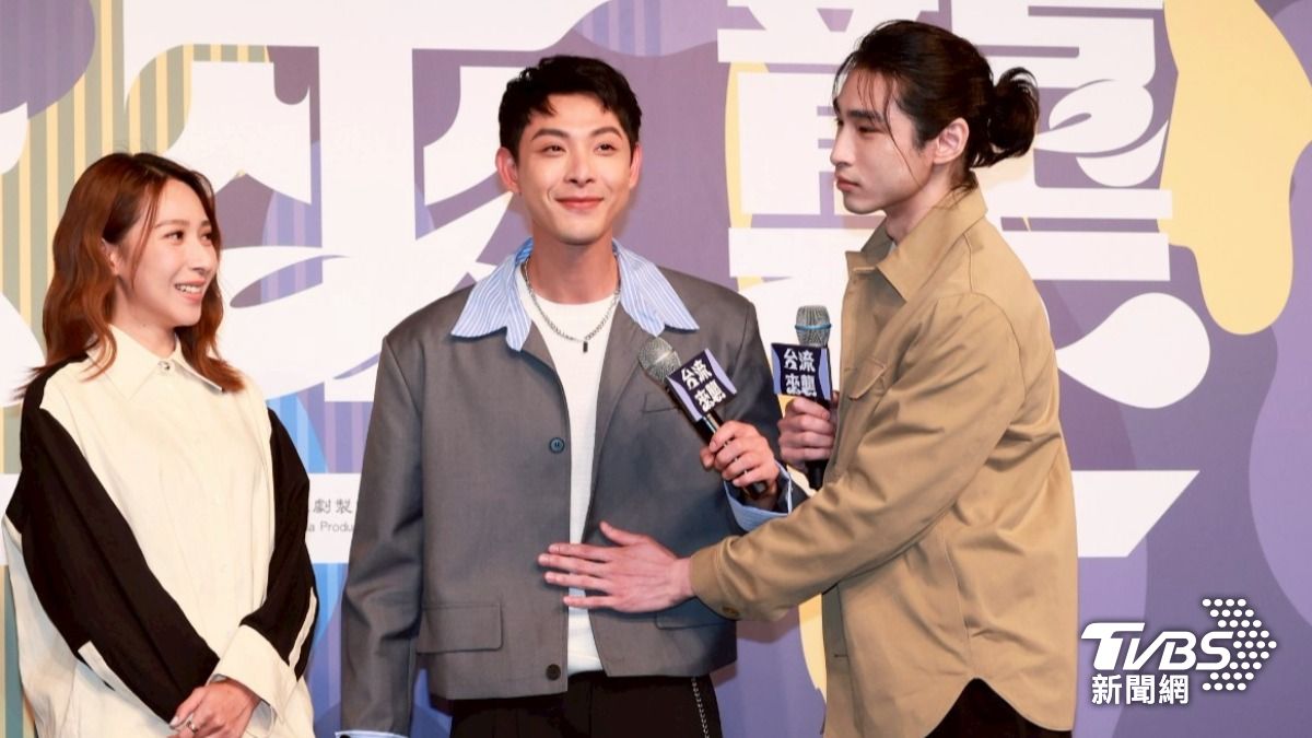 章廣辰（右）摸連晨翔（中）消風20公斤的身材。（圖／趙世平攝）