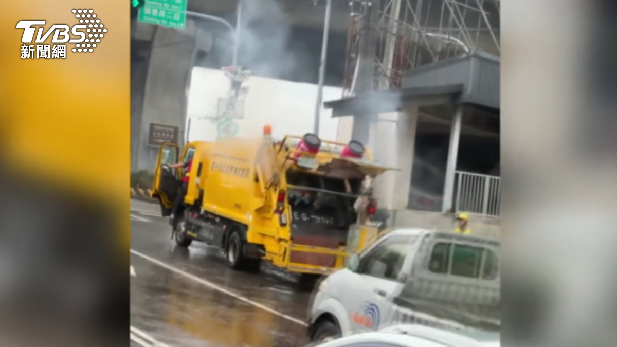 垃圾車斗冒煙燒起來！　倒出整車垃圾揪出「行動電源」悶燒起火