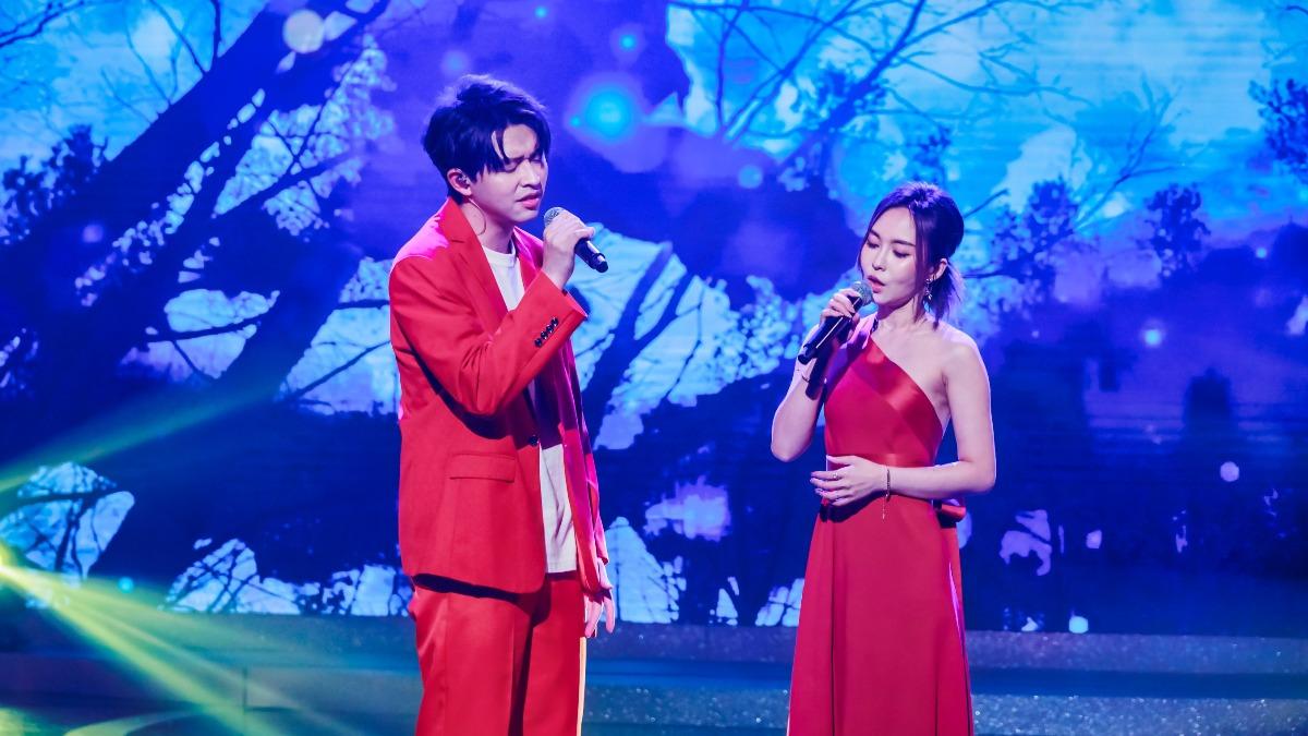 李子森（左）和杜忻恬合唱〈天黑黑〉。（圖／中視提供）