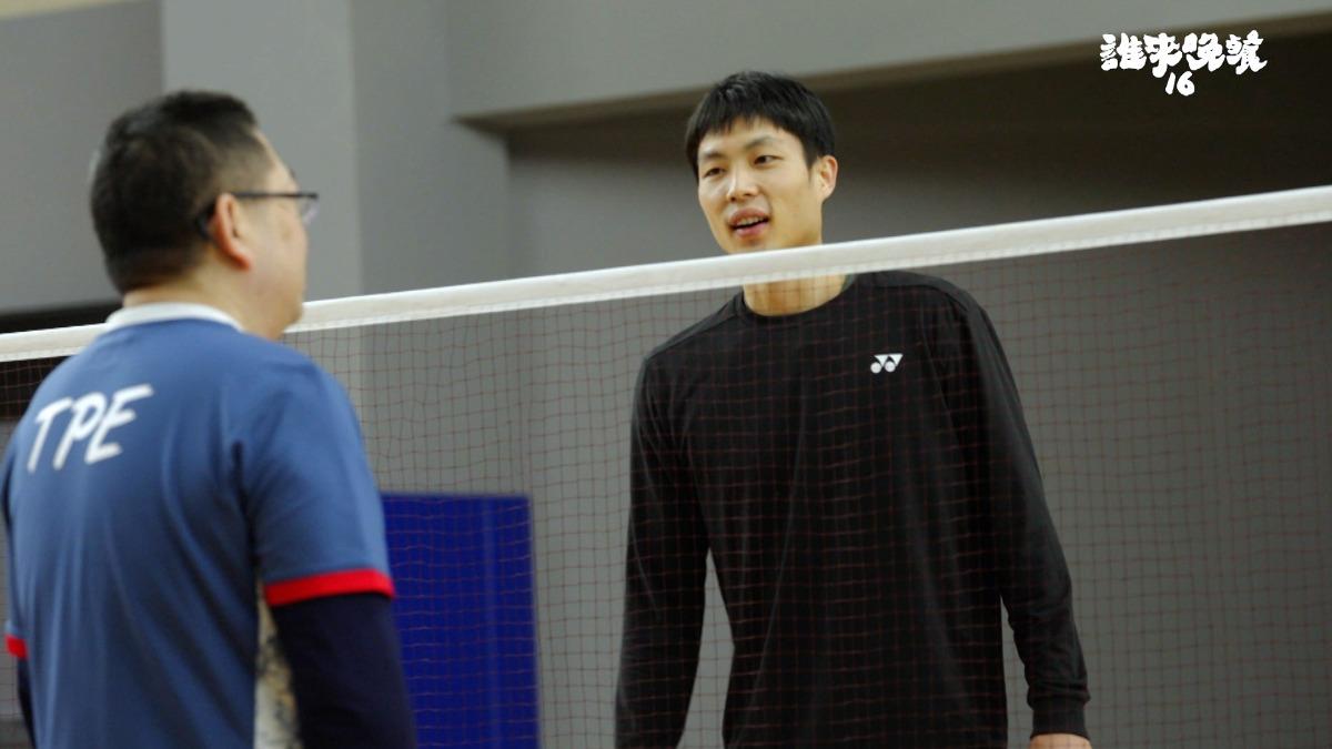 周天成驚喜現身球場，與受訪家庭進行友誼賽。（圖／公視提供）