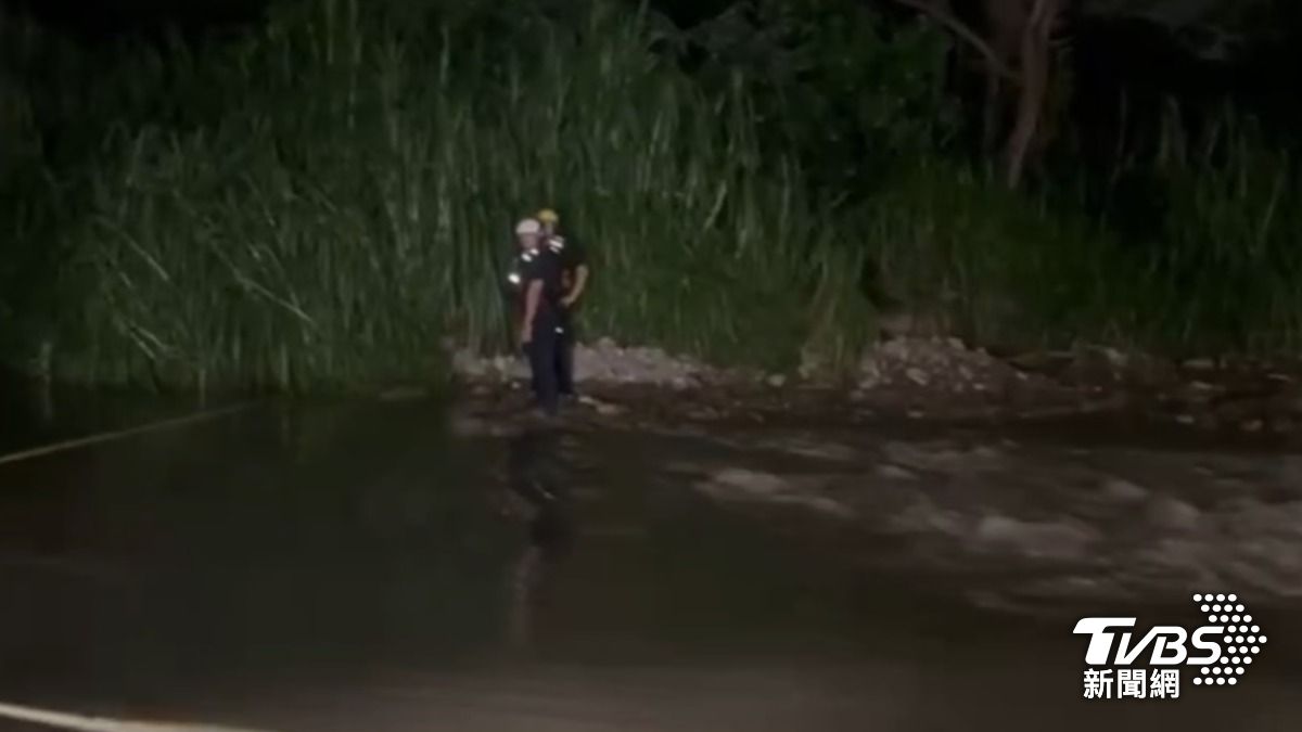 台中大肚圳溪水暴漲　57歲男「站湍急水中」消防暗夜救援