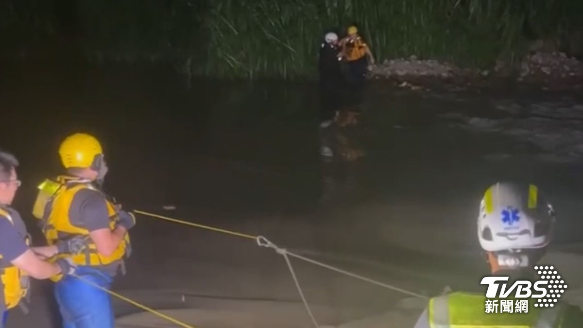 一名57歲男子受困在湍急水流的對岸。（圖／TVBS）