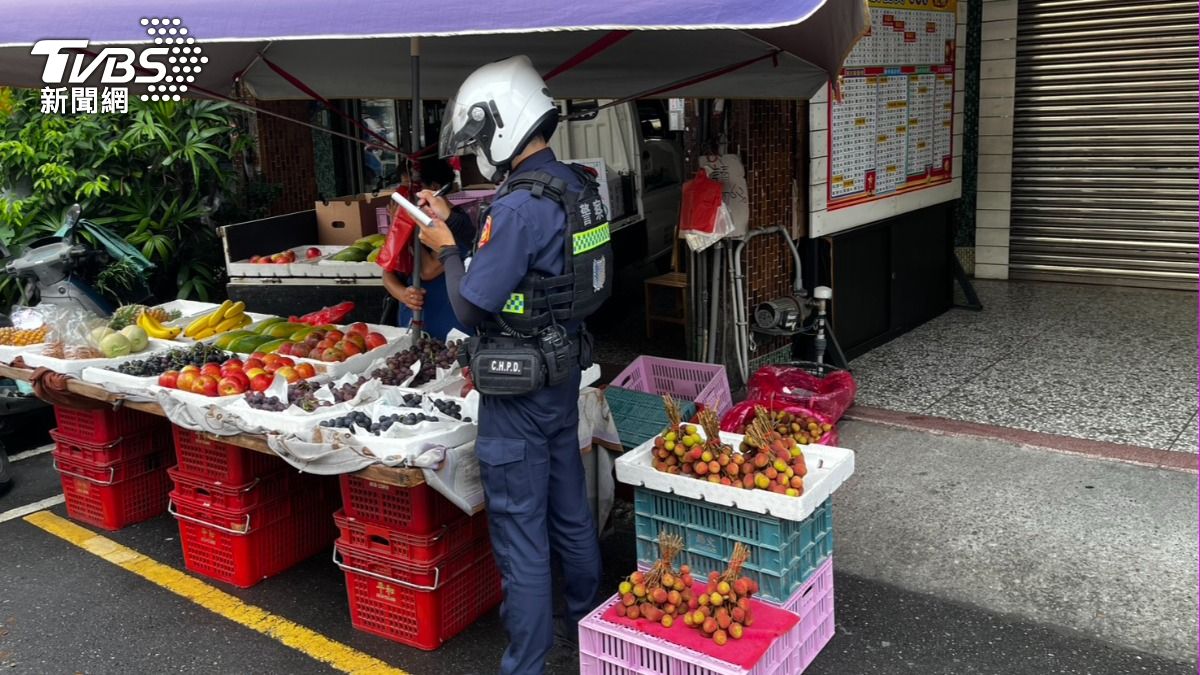 水果攤占用道路。（圖／TVBS）