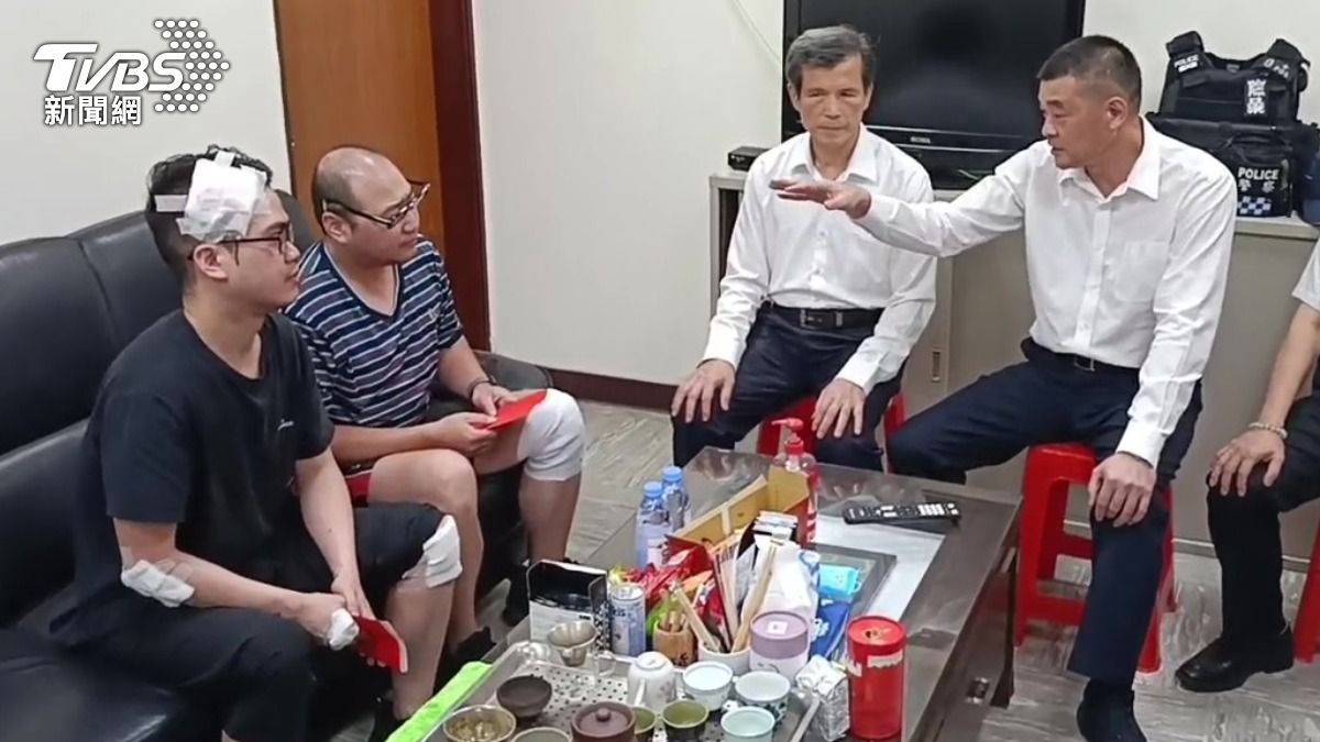 北市警局長李西河與大安分局長黃水願也前往探視受傷同仁。（圖／TVBS）