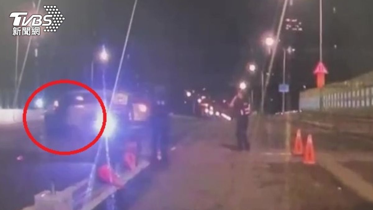 警員遭衝撞拖行。（圖／TVBS）
