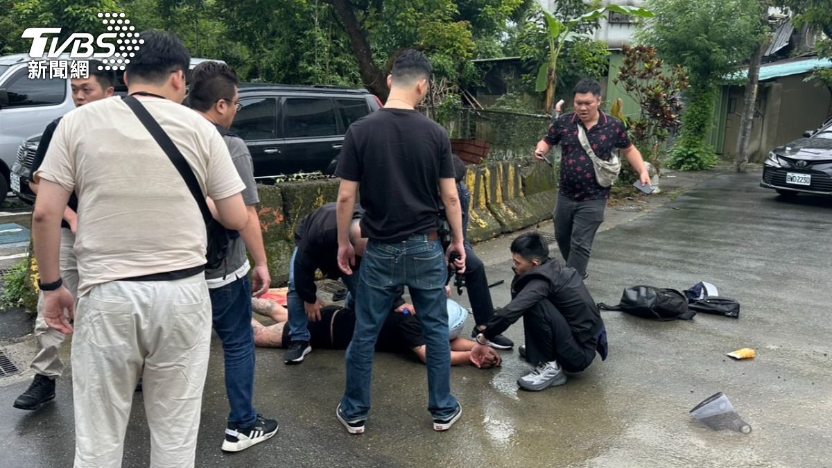 大批警力埋伏逮人。（圖／TVBS）